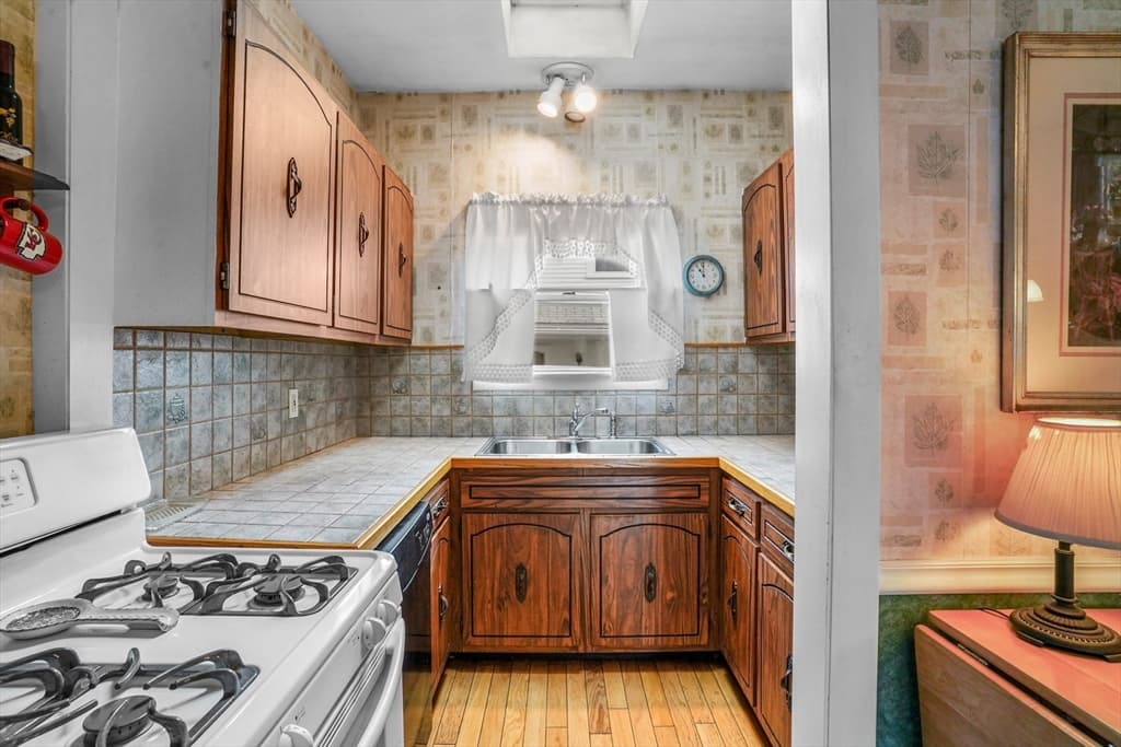 122 S Walker St, Lowell MA 01851 photo 24