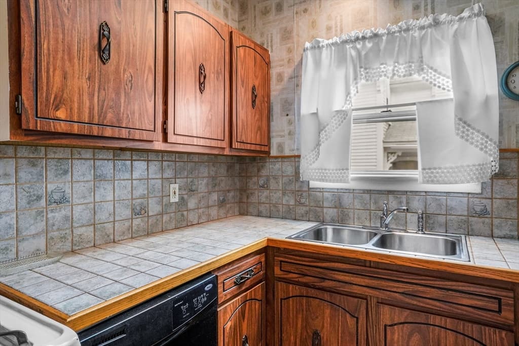 122 S Walker St, Lowell MA 01851 photo 25