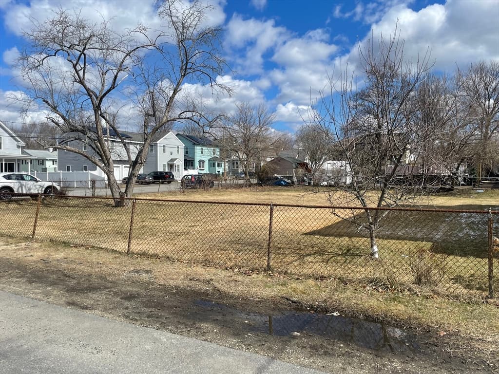 87 Lafayette St, Lowell MA 01854 photo 2