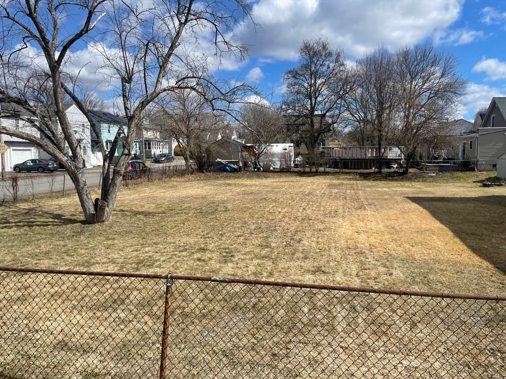 87 Lafayette St, Lowell MA 01854