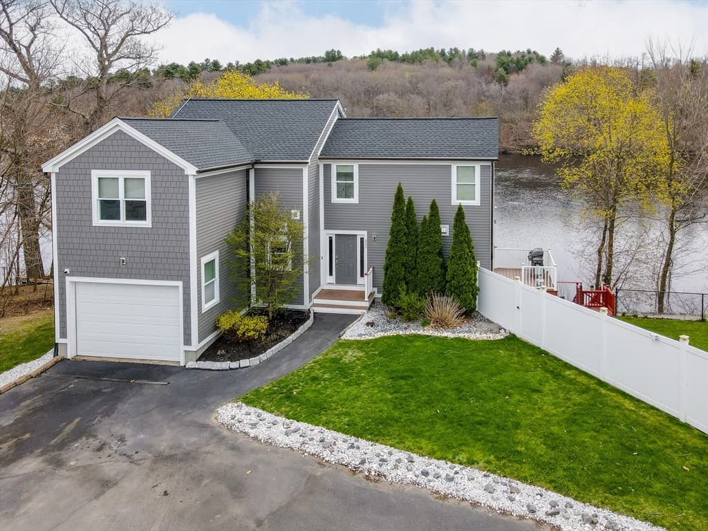 821 Merrimack Ave, Dracut MA 01826
