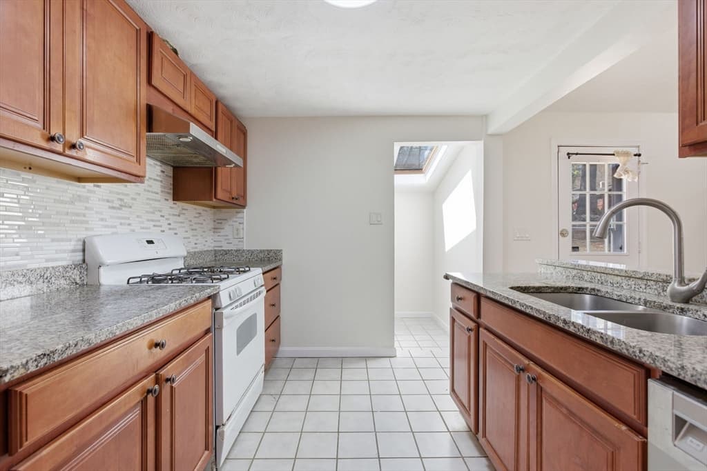 Single Family Residence at 10 Avila Rd, Billerica MA 01821, photo 9 of 31