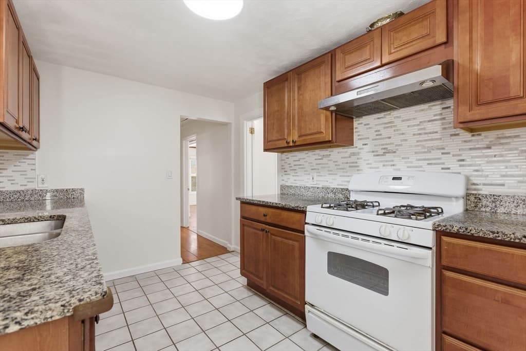 Single Family Residence at 10 Avila Rd, Billerica MA 01821, photo 10 of 31
