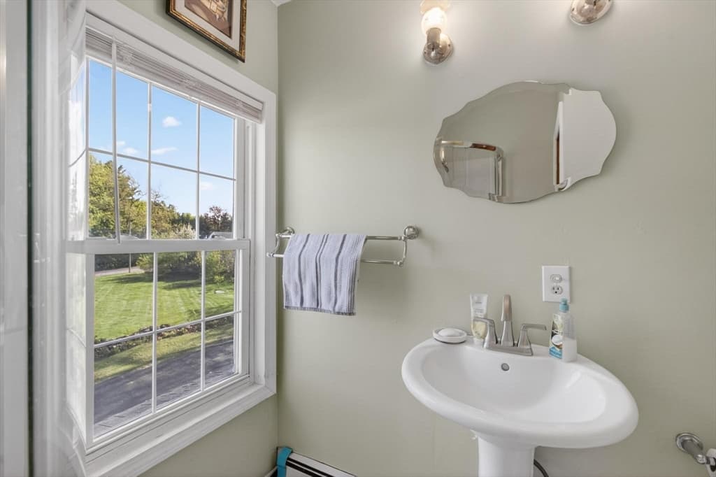 Single Family Residence at 377 Union St, Leominster MA 01453, photo 18 of 37