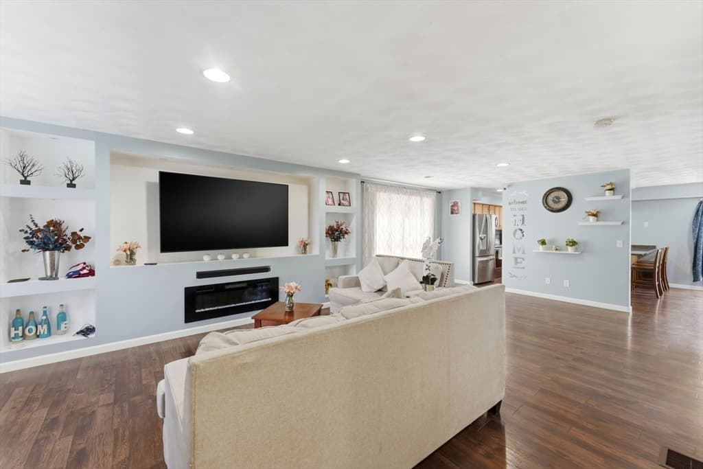 Single Family Residence at 61 Metropolitan Ave, Cranston RI 02920, photo 3 of 24