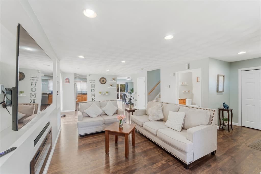 Single Family Residence at 61 Metropolitan Ave, Cranston RI 02920, photo 4 of 24