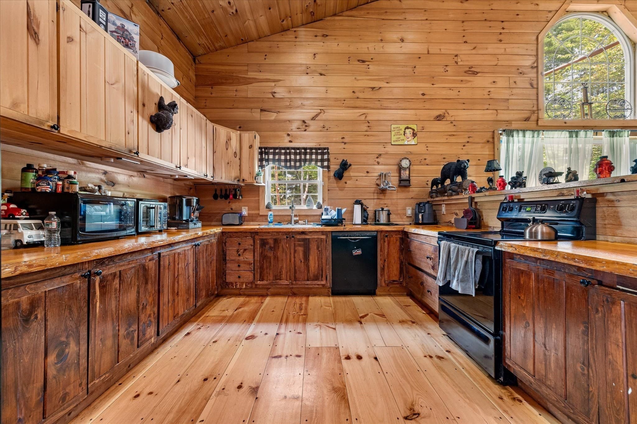 Single Family Residence at 8 Oakwood Rd, Brimfield MA 01010, Brimfield, photo 6 of 35