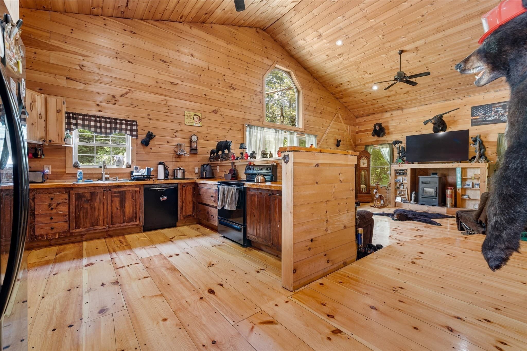 Single Family Residence at 8 Oakwood Rd, Brimfield MA 01010, Brimfield, photo 7 of 35