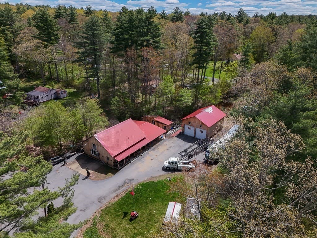 8 Oakwood Rd, Brimfield MA 01010