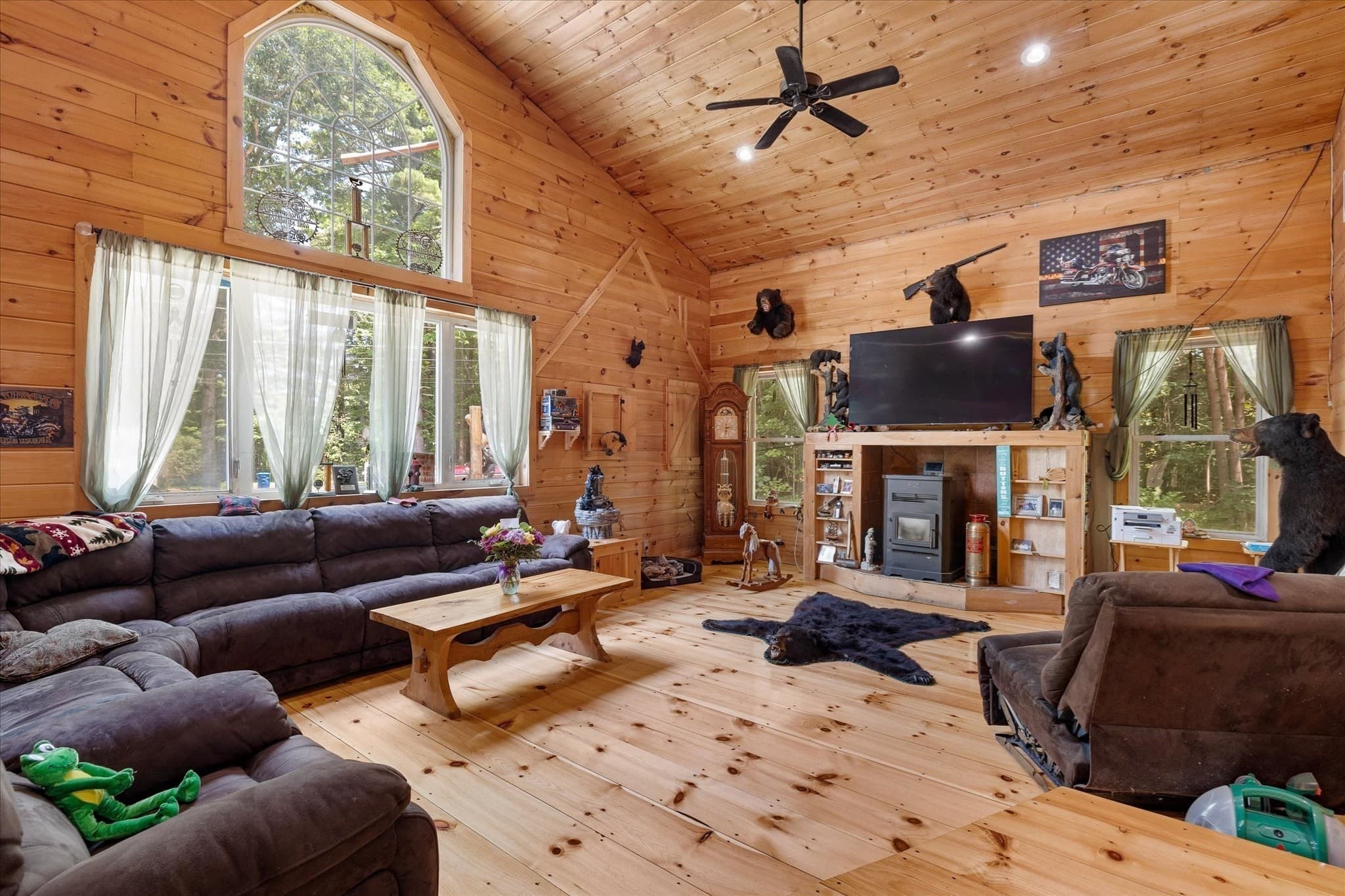Single Family Residence at 8 Oakwood Rd, Brimfield MA 01010, Brimfield, photo 8 of 35