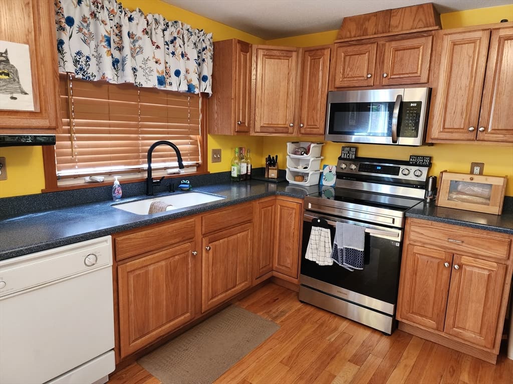 Single Family Residence at 33 Guerin St, Chicopee MA 01020, Chicopee, photo 6 of 26