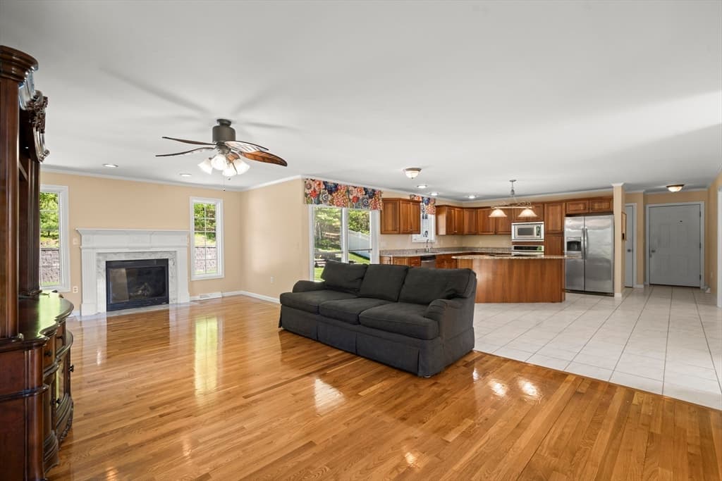 Single Family Residence at 1507 E Mountain Rd, Westfield MA 01085, photo 8 of 42
