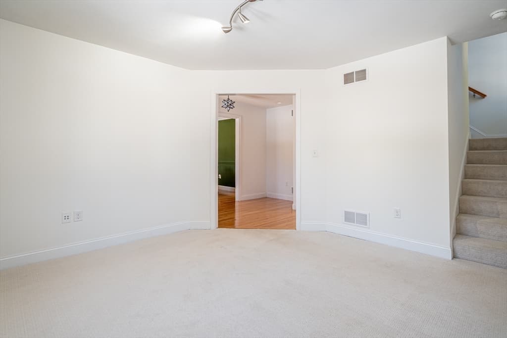 Single Family Residence at 5 Lowther Place, Nashua NH 03060, Nashua, photo 7 of 33