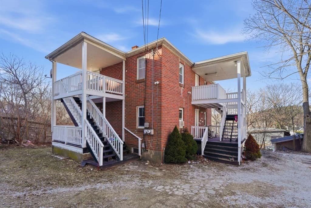98 Cross St, Southbridge MA 01550