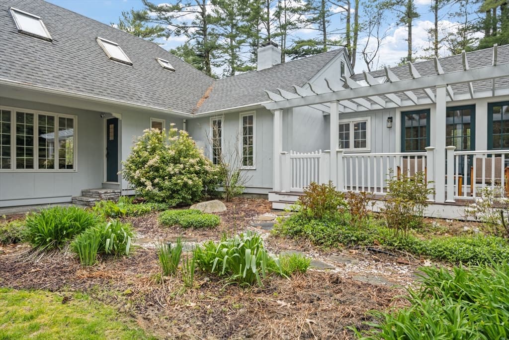 Single Family Residence at 908 Main Street, Norwell MA 02061, photo 2 of 42