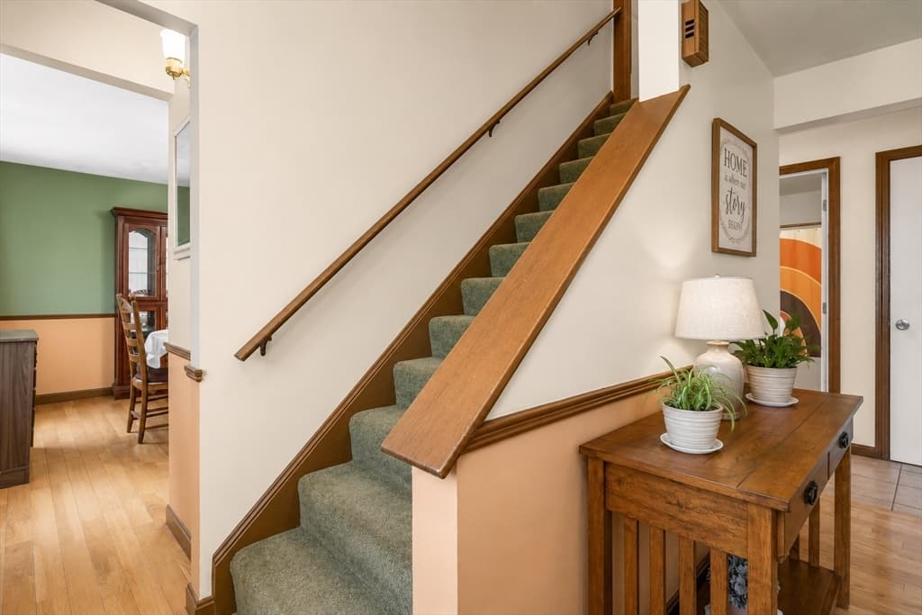 Single Family Residence at 8 Portsmouth Rd, Amesbury MA 01913, photo 6 of 37