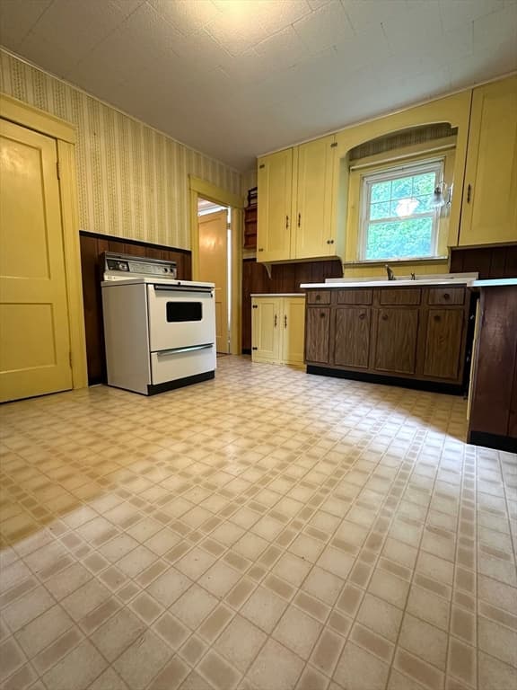 Single Family Residence at 10 Park St, Auburn MA 01501, Auburn, photo 18 of 22