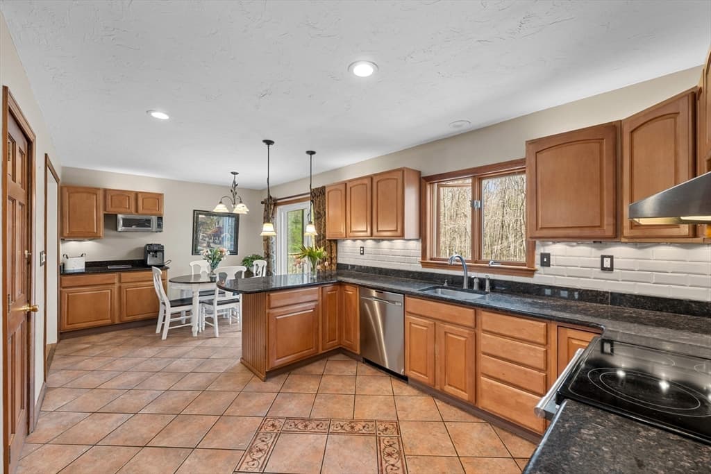 Single Family Residence at 39 Hillside Dr, Sturbridge MA 01566, Sturbridge, photo 6 of 41