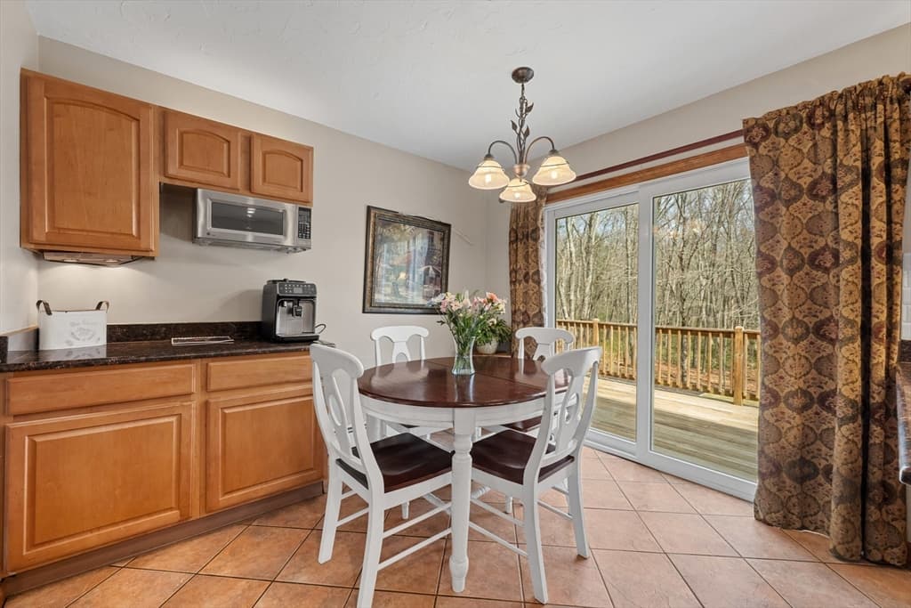 Single Family Residence at 39 Hillside Dr, Sturbridge MA 01566, Sturbridge, photo 7 of 41