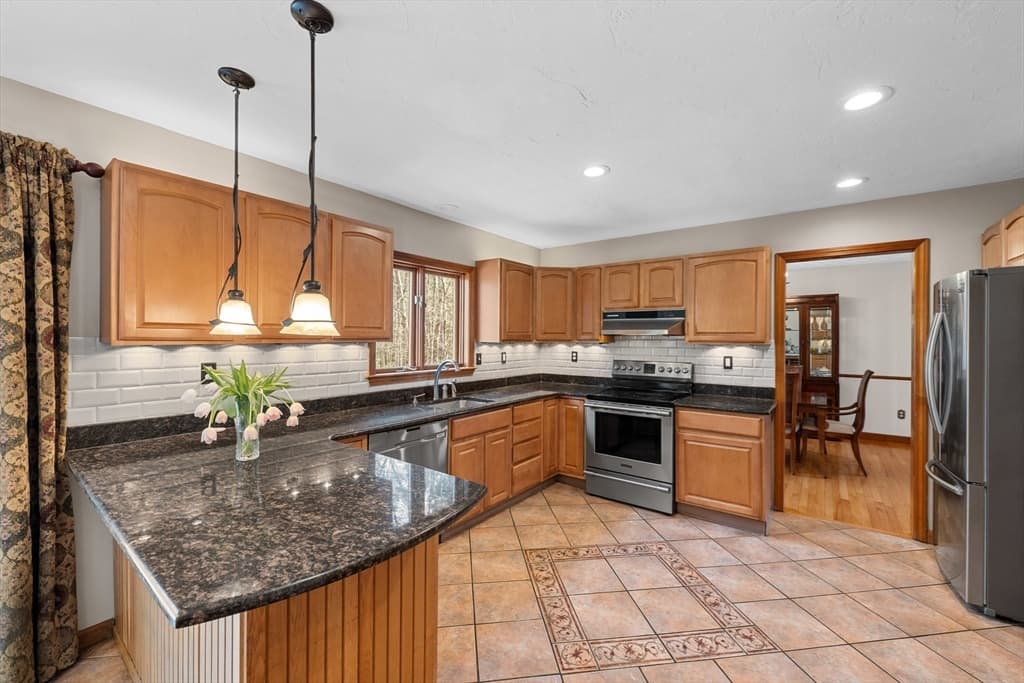Single Family Residence at 39 Hillside Dr, Sturbridge MA 01566, Sturbridge, photo 5 of 41