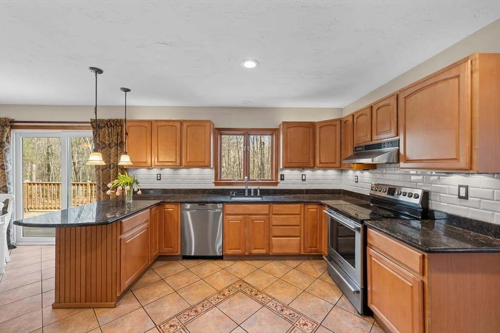 Single Family Residence at 39 Hillside Dr, Sturbridge MA 01566, Sturbridge, photo 4 of 41