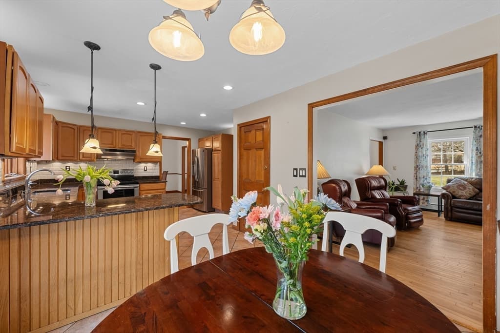 Single Family Residence at 39 Hillside Dr, Sturbridge MA 01566, Sturbridge, photo 8 of 41