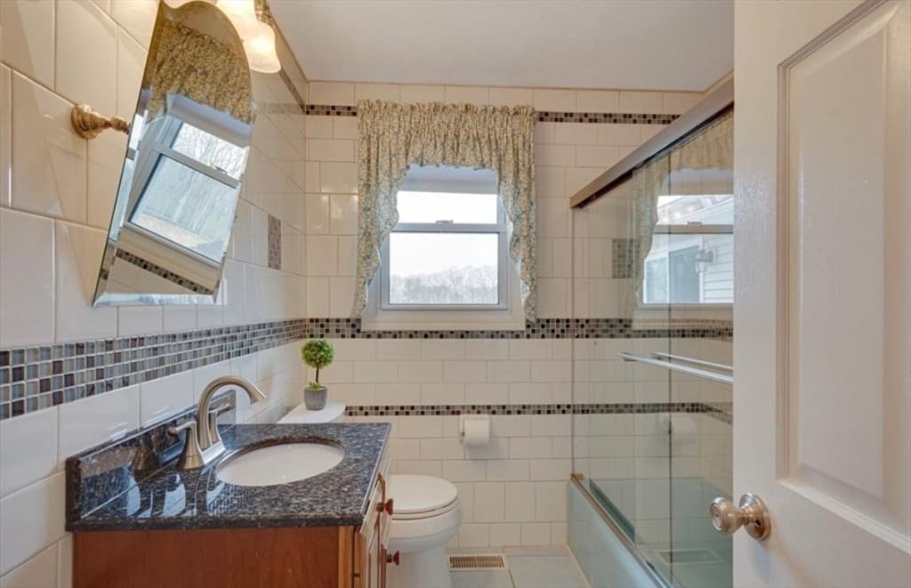 Single Family Residence at 5 Ripley Place, Worcester MA 01610, Worcester, photo 4 of 12