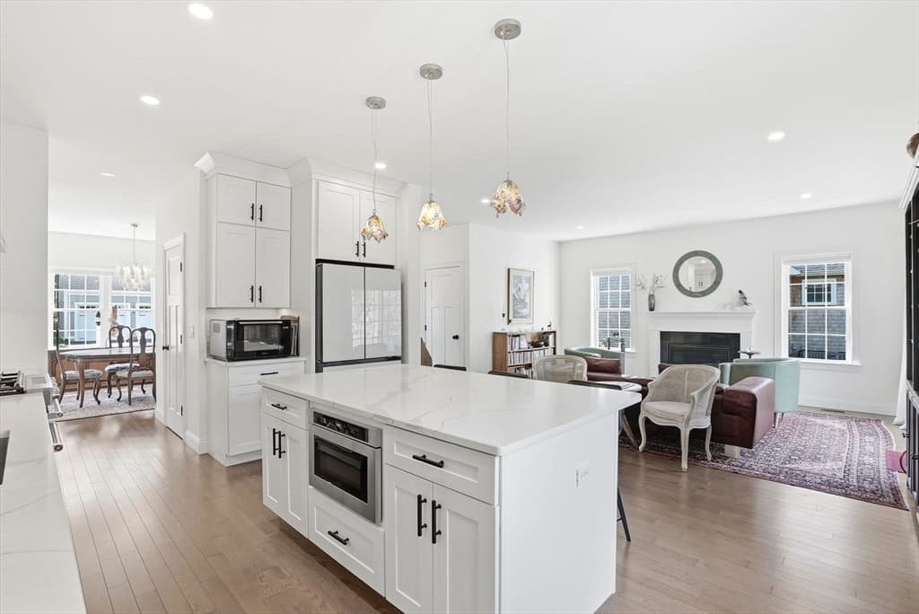 Single Family Residence at 10 Cranberry Farm Rd, Plymouth MA 02360, photo 2 of 26