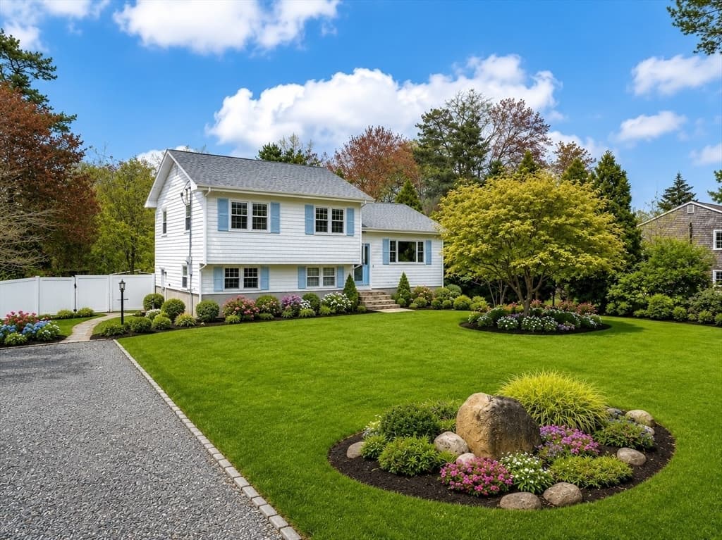 10 Knollwood Dr, Mattapoisett MA 02739