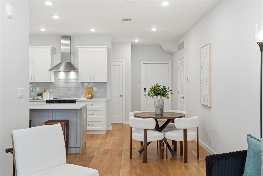Condominium at 267 Old Colony # 311, Boston MA 02127, Boston, photo 6 of 41