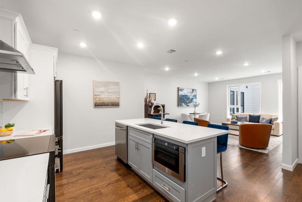 Condominium at 267 Old Colony # 510, Boston MA 02127, Boston, photo 6 of 28