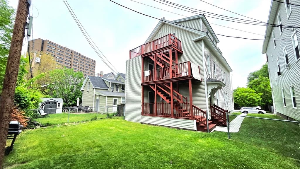 16 Bellevue St, Worcester MA 01609 photo 3