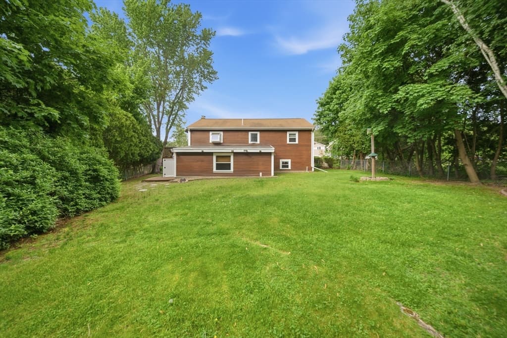 33 Quincy St, Holbrook MA 02343 photo 3