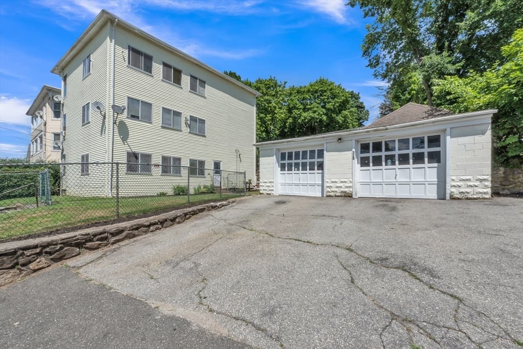 125 Cross St, Southbridge MA 01550