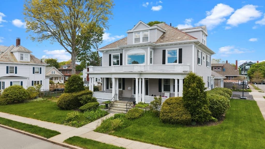 293 Hawthorn St, New Bedford MA 02740