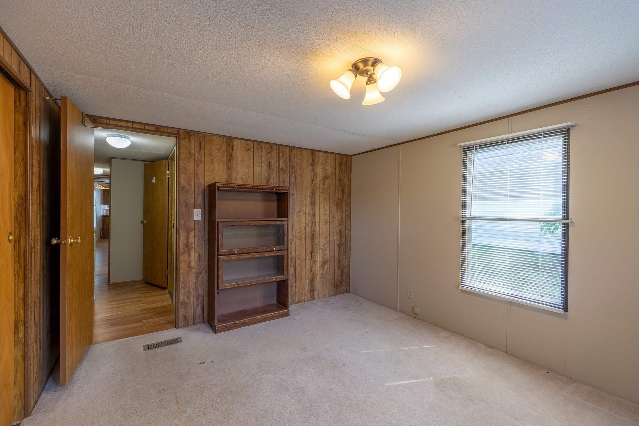 Mobile Home at 131 Pine Ave, Sturbridge MA 01566, photo 21 of 28