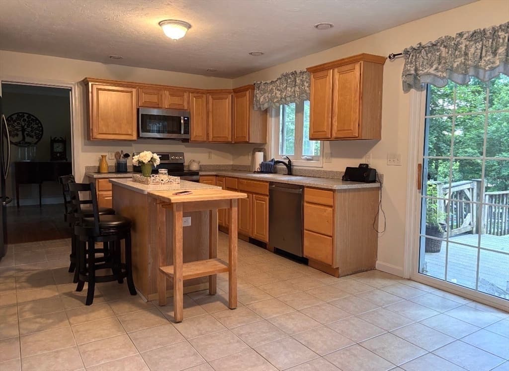 Single Family Residence at 38 Lake Street, Spencer MA 01562, photo 5 of 25