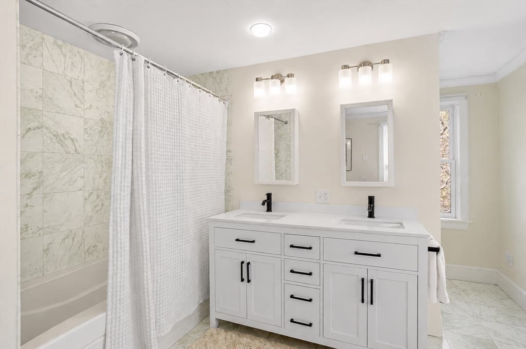 Single Family Residence at 10 North Bog Rd, Edgartown MA 02539, Edgartown, photo 23 of 34