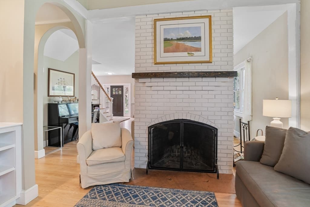 Single Family Residence at 10 North Bog Rd, Edgartown MA 02539, Edgartown, photo 17 of 34