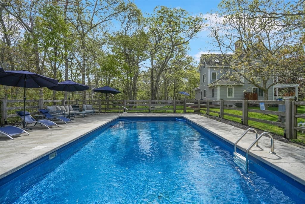 Single Family Residence at 10 North Bog Rd, Edgartown MA 02539, Edgartown, photo 3 of 34
