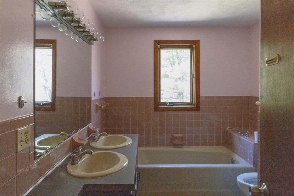 Single Family Residence at 3 Rogler Farm Rd, Smithfield RI 02917, Smithfield, photo 12 of 14
