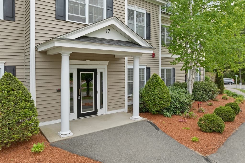 Condominium at 17 Roundabout Way # 5, Manchester NH 03102, Manchester, photo 2 of 40