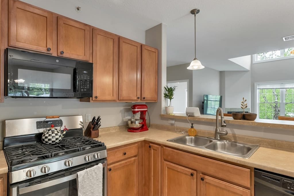 Condominium at 17 Roundabout Way # 5, Manchester NH 03102, Manchester, photo 16 of 40