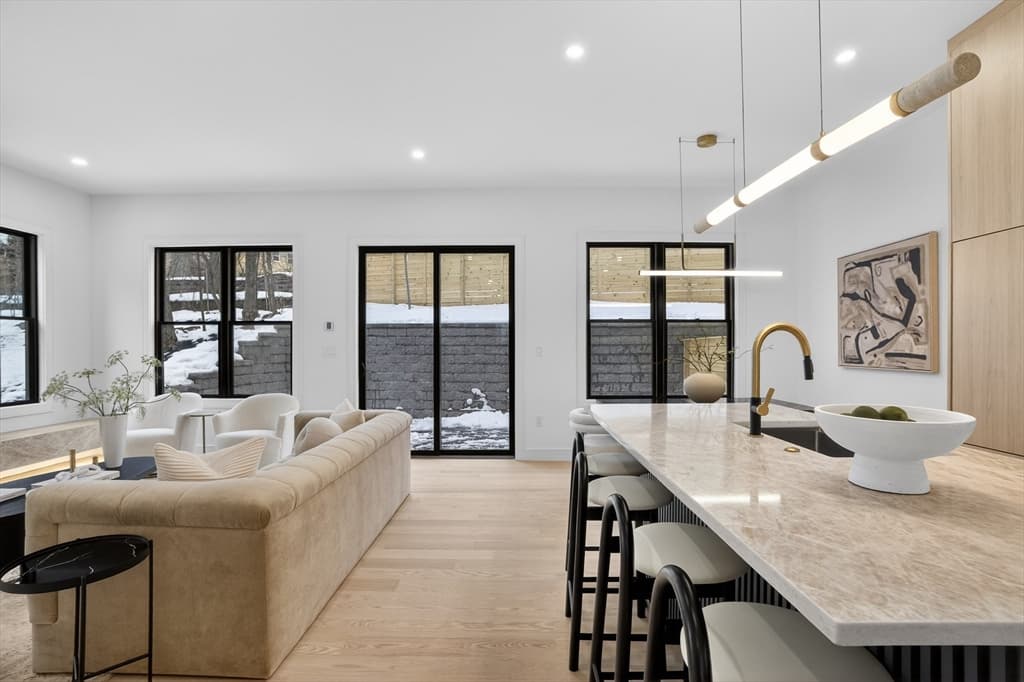 Condominium at 82-84 East Side Pkwy # 82, Newton MA 02458, Newton, photo 5 of 35