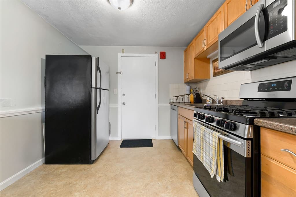 70 Mudge St # 17, Lynn MA 01902 photo 2