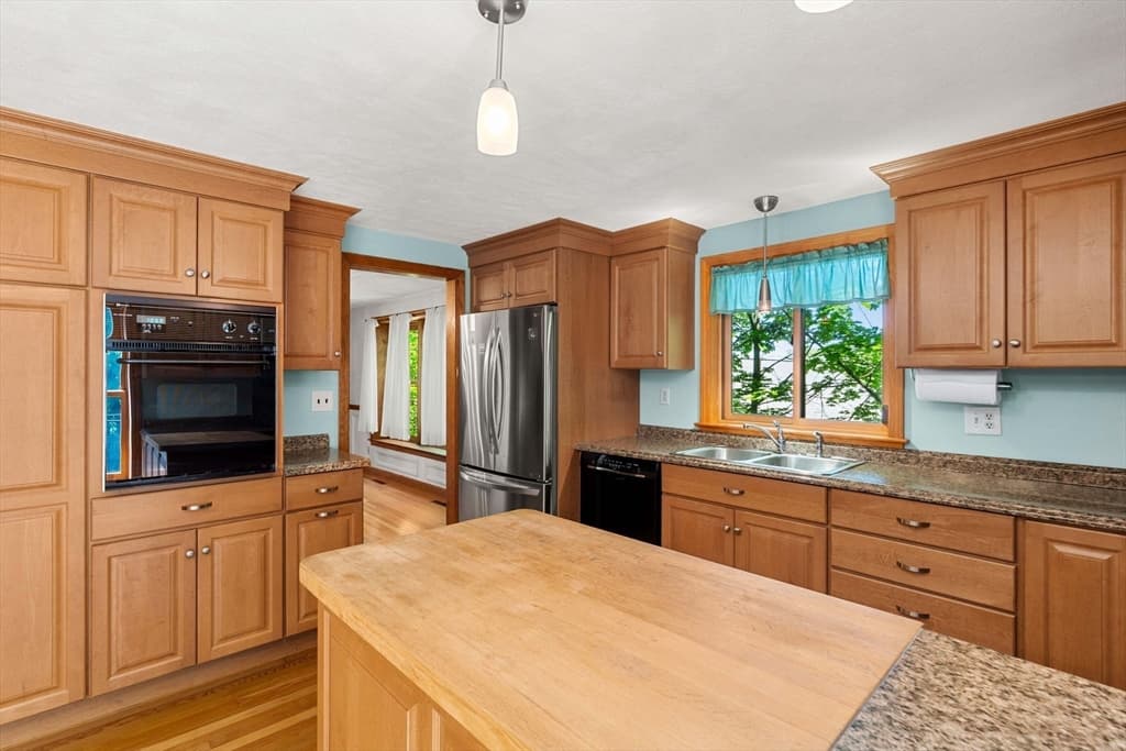 Single Family Residence at 17 Kernwood Hts, Beverly MA 01915, Beverly, photo 11 of 37