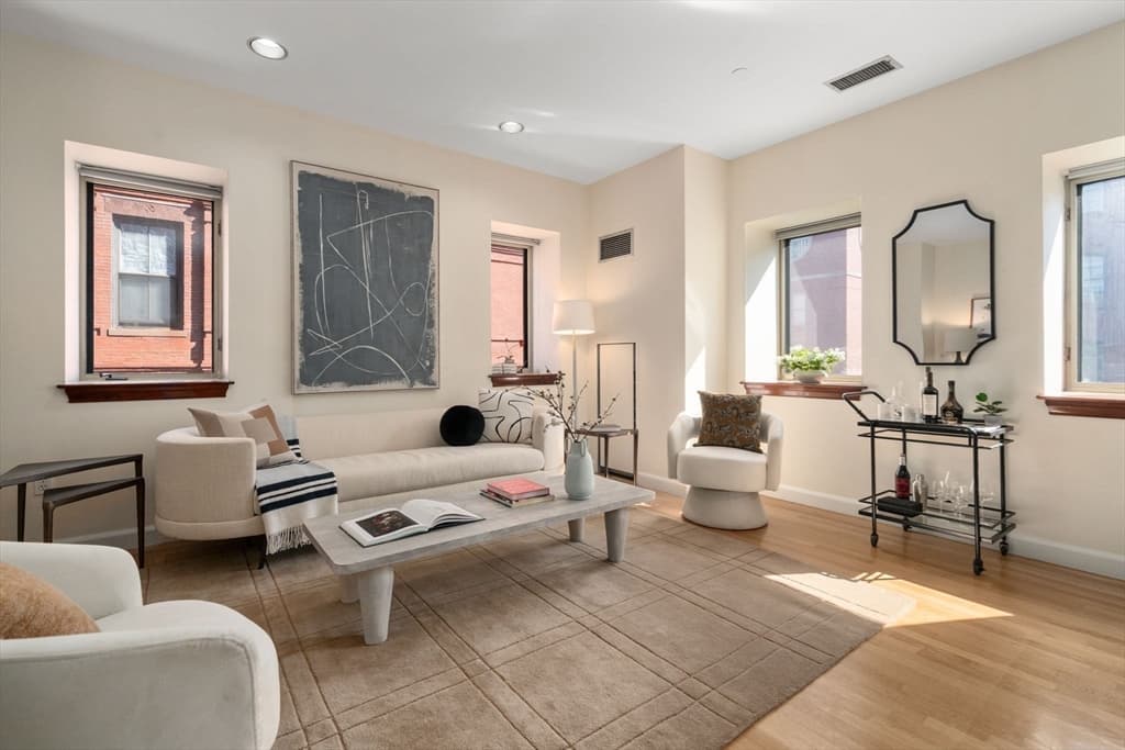 2 Clarendon St # 302, Boston MA 02116
