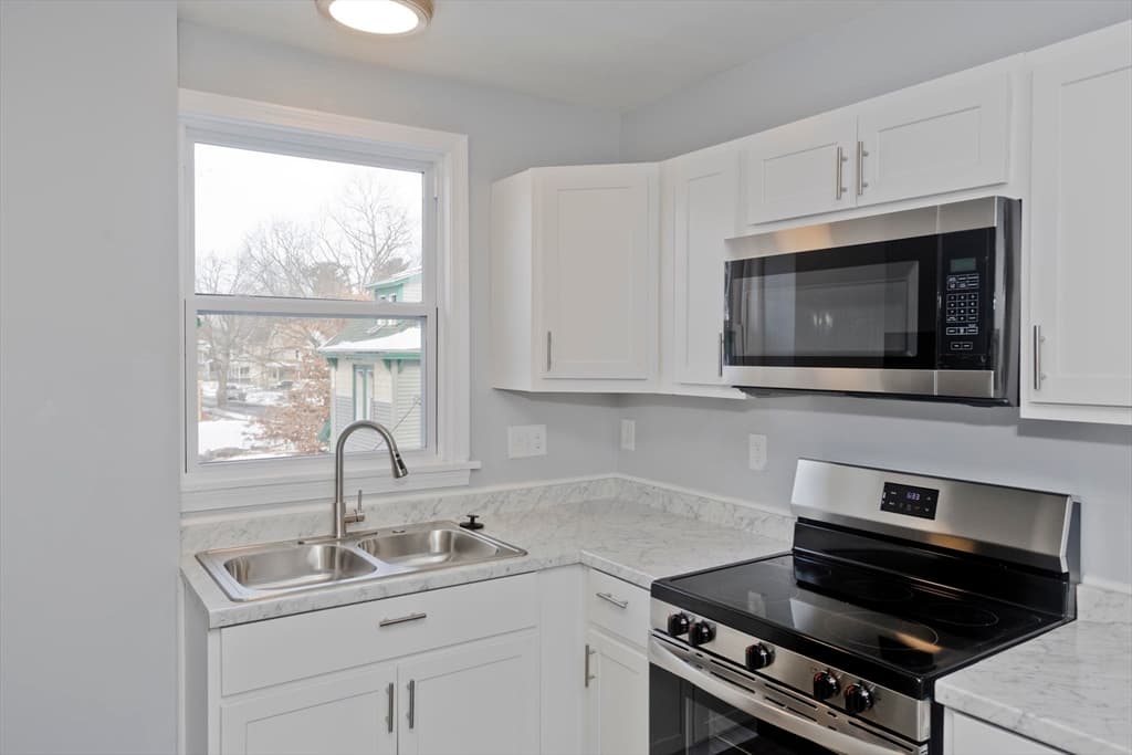 64 Thompson St, Springfield MA 01109 photo 4
