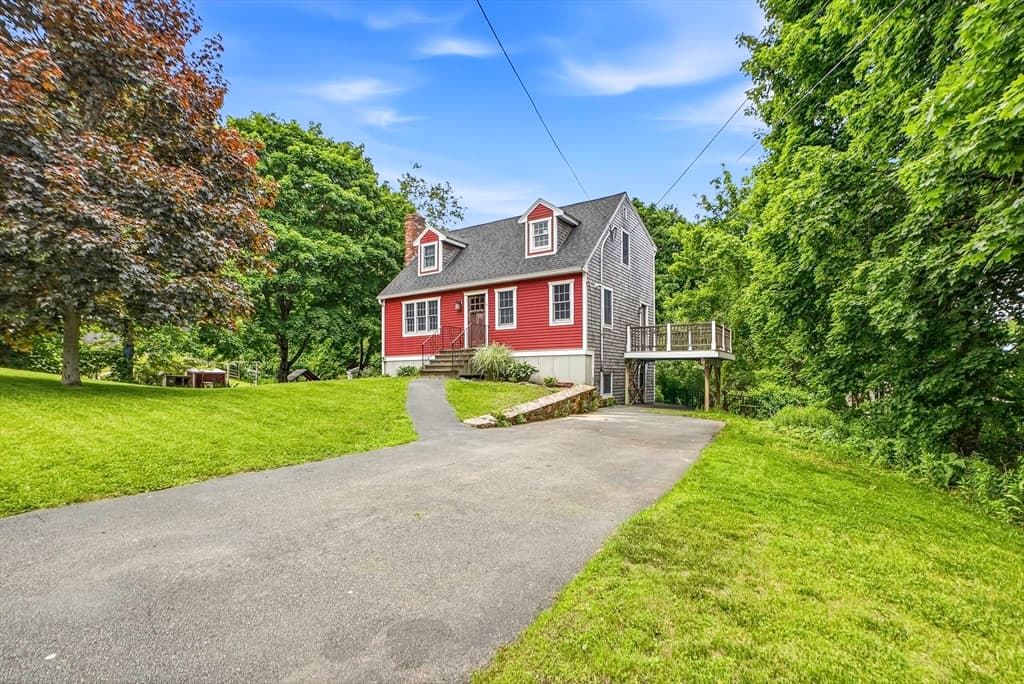 Single Family Residence at 4 Shawkemo Path, Franklin MA 02038, photo 2 of 22