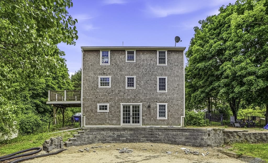 Single Family Residence at 4 Shawkemo Path, Franklin MA 02038, photo 3 of 22